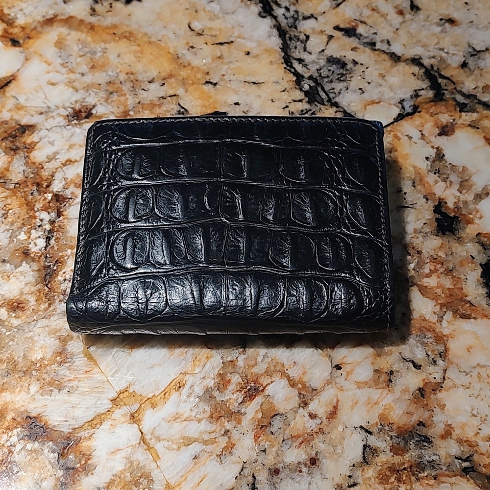 Brahmin Black and Red Croc-Embossed Leather Wallet with Buckle. Pre-owned - Picture 11 of 13